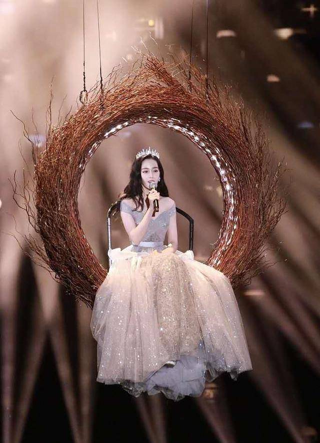 迪丽热巴|晚会上女星比美！郑爽穿“泡泡袖”像公主，迪丽热巴化起了大浓妆