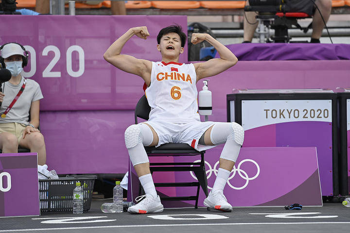 中国三人女篮铜牌获得者杨舒予与勇士球星汤普森的梦幻联动