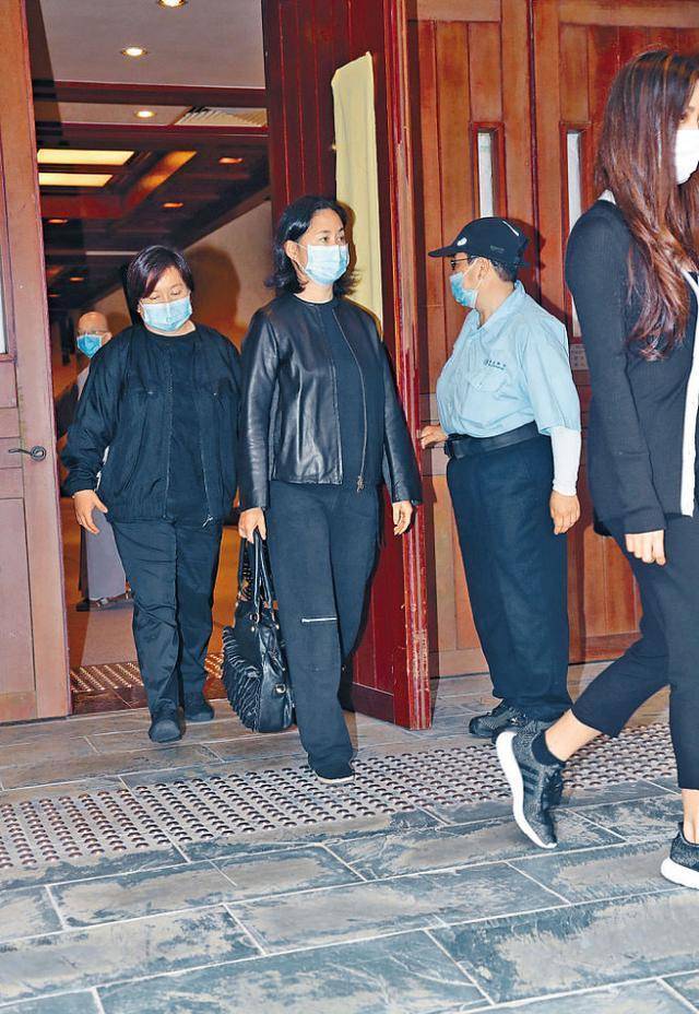 黑色|送赌王！四太没梳头显憔悴，反而三太穿哈伦裤一下车亮出翡翠镯子