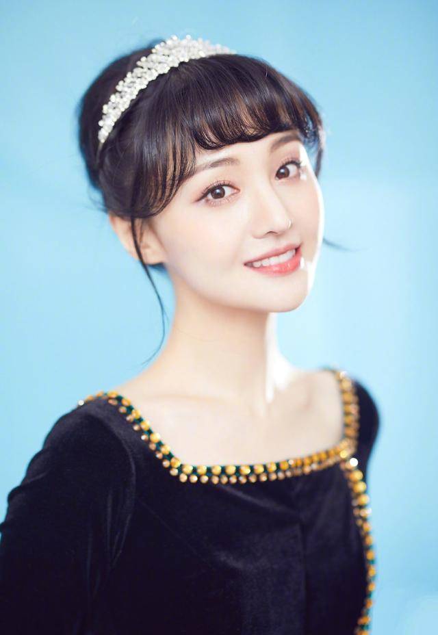 仙女|郑爽穿丝绒裙COS安娜公主,不闭眼吹的话,她还是更适合走仙女风