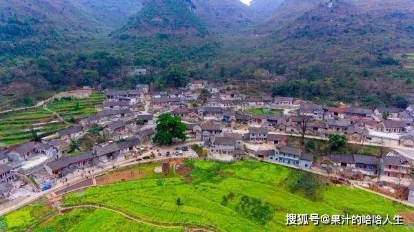 贵州一处巨大天坑下，住着163户人家，为何世代都不愿意搬出去？