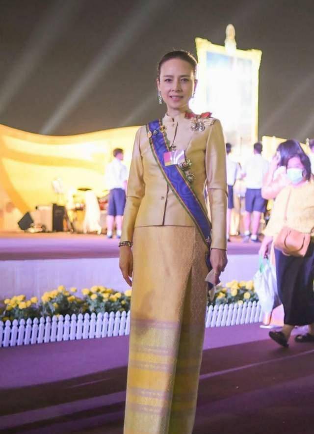 富婆|难怪泰国王后视她“眼中钉”！华裔富婆穿长裙太惊艳，钻戒直晃眼
