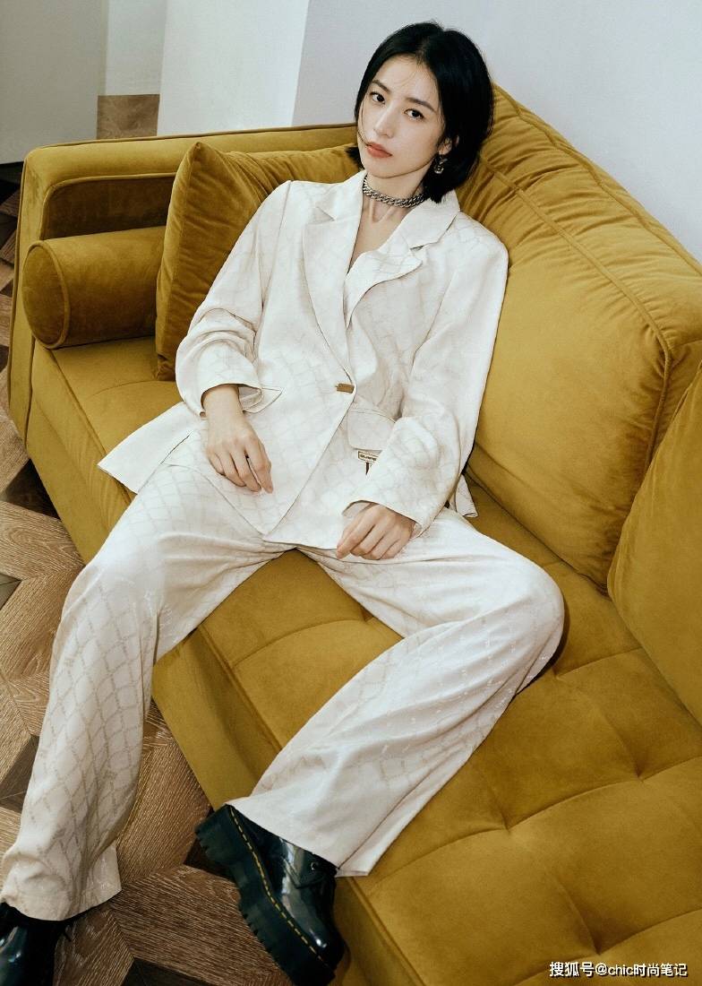 一身|短裙和马丁靴真的是当之无愧的A+搭档