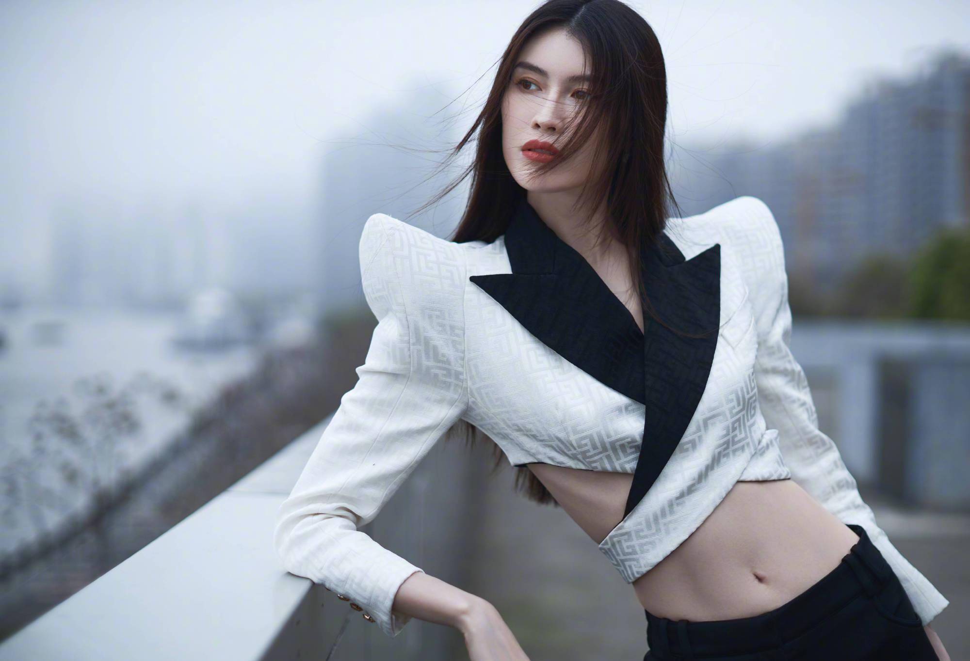 何穗被邀请参加《青春旅社》的综艺录制,节目中有位素人嘉宾秋老师