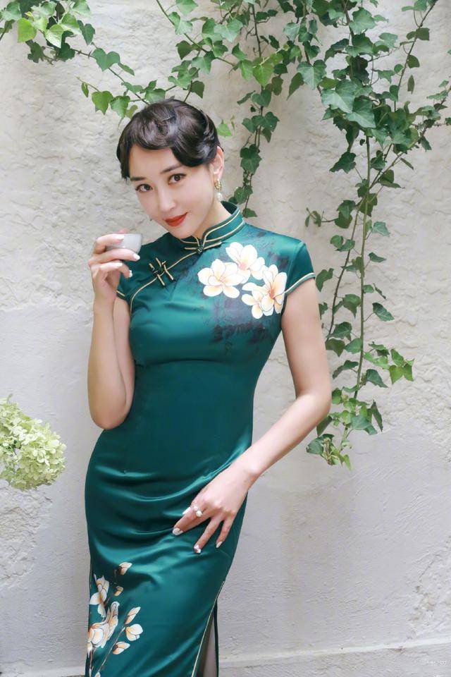 曲线|杜若溪哪像3岁孩子的妈？穿旗袍裹出曲线凹凸感迷人，惊艳旧时光