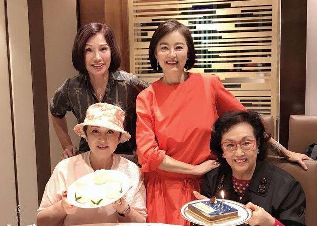 颜色|林青霞这是什么神仙状态？穿橘色裙精神矍铄，66岁美过同龄人