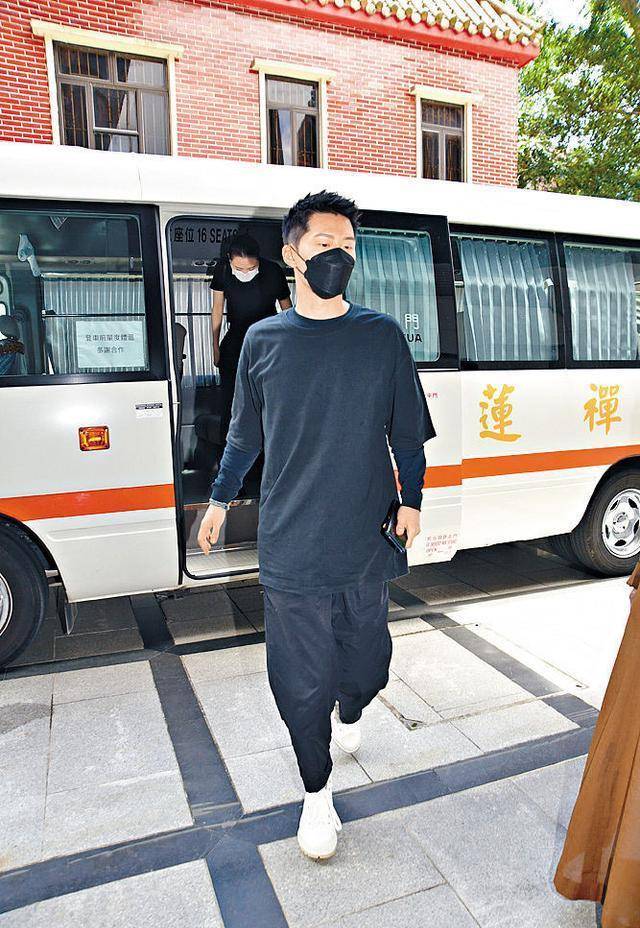 黑色|送赌王！四太没梳头显憔悴，反而三太穿哈伦裤一下车亮出翡翠镯子