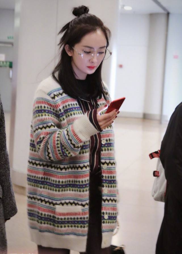 眼睛|张艺兴戴上眼镜成撕漫男，Jennie名媛范，杨幂的平光镜更有复古感