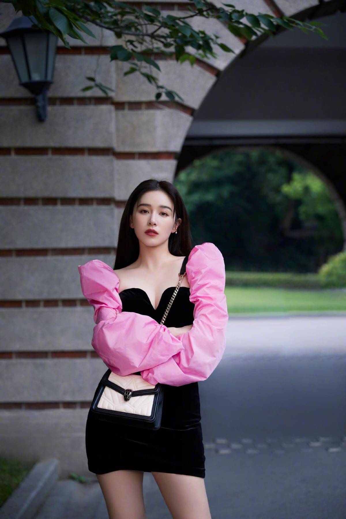 阚清子的身材被低估了,穿v领泡泡裙又甜又酷,还以为女团少女呢_连衣裙