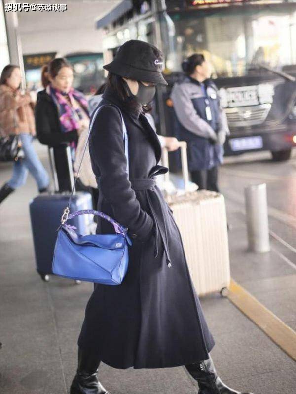 设计|周涛现身穿风衣配长靴,51岁还贴双眼皮粘假睫毛,大龄女人也扮嫩