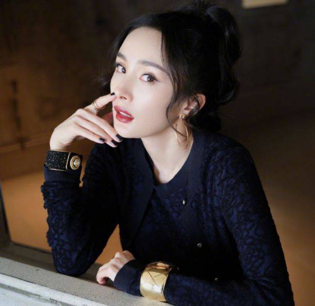 黑色|杨幂清爽风穿搭真是绝了！短款内搭秀小蛮腰，长款外套增加气场