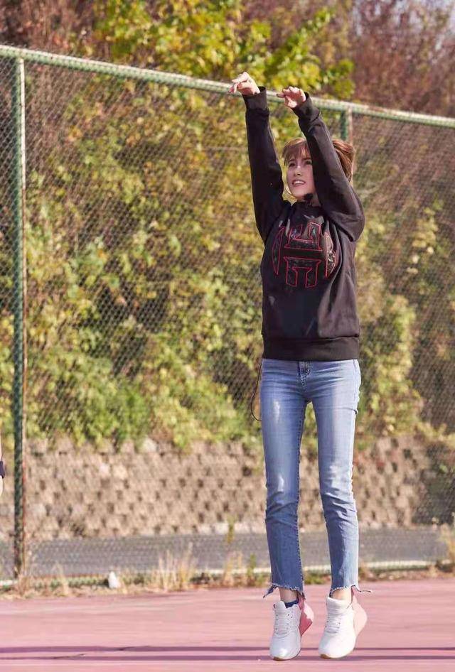 林俊杰|周杰伦生日，穿军绿外套同框林俊杰，妈妈满头白发还抱个“小的”