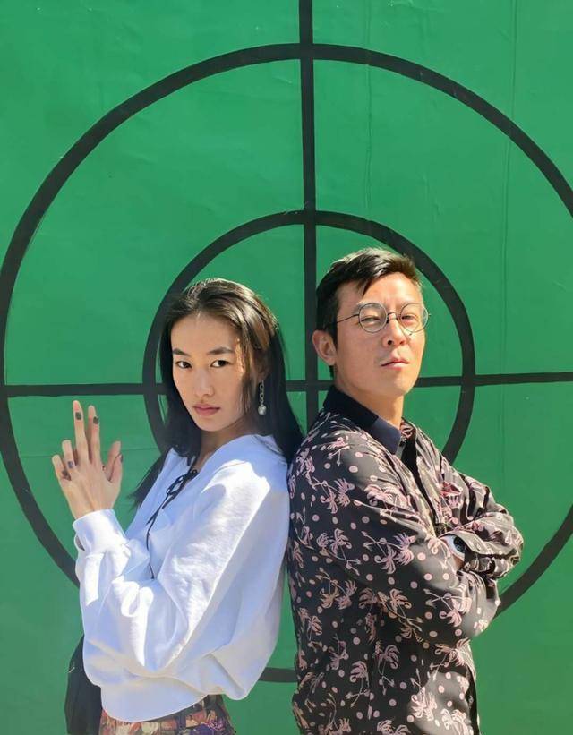 黑色|陈冠希老了，面部松弛更像赵本山，戴眼镜上演斯文痞子靠品位致胜