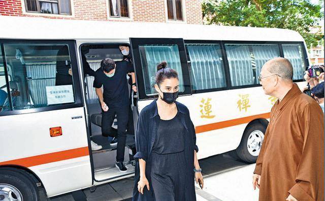黑色|送赌王！四太没梳头显憔悴，反而三太穿哈伦裤一下车亮出翡翠镯子