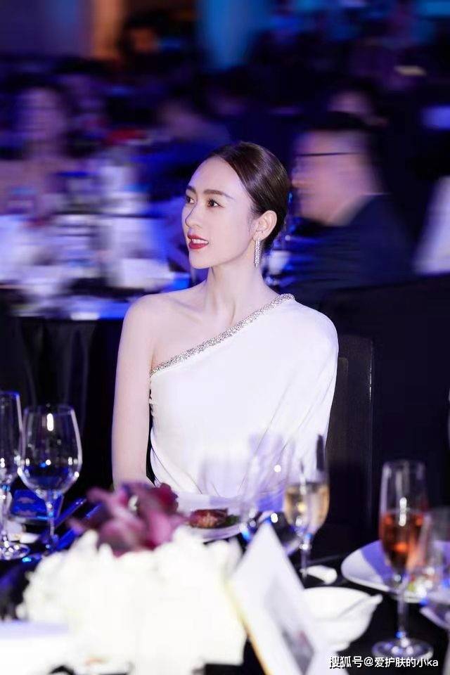 裙子|童瑶辨识度直线上升，穿斜肩长裙气质没得挑，摆脱小章子怡标签