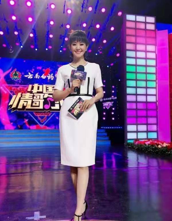 黑色|央视主持方琼滞留河北!穿上万块棉服街头当志愿者,演绎别样时尚