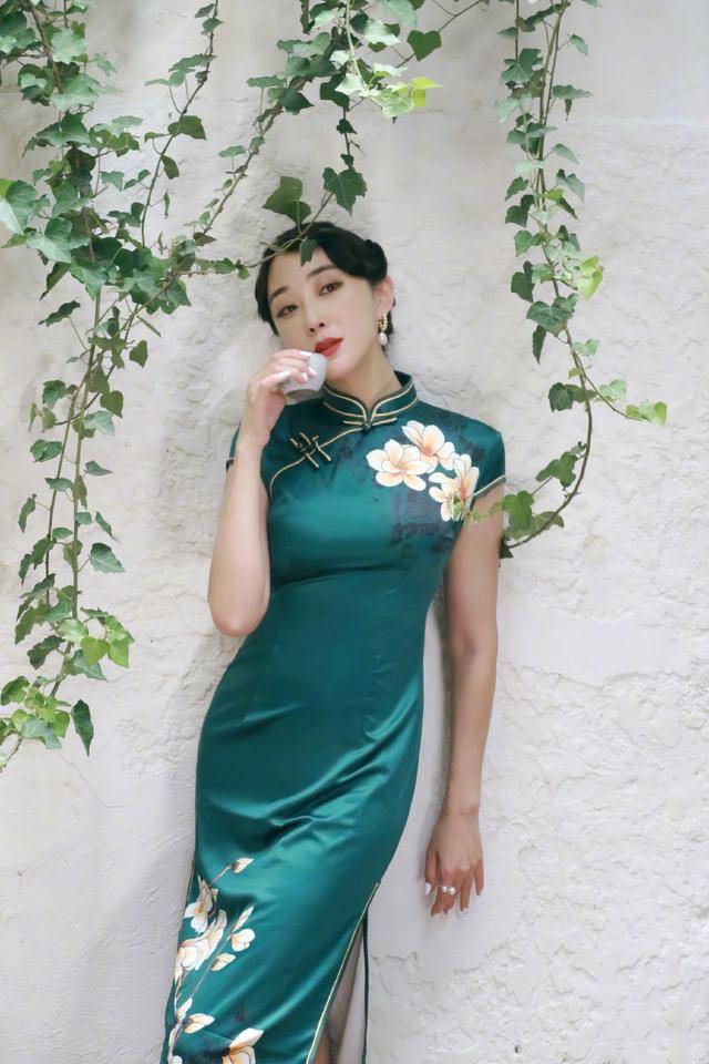 曲线|杜若溪哪像3岁孩子的妈？穿旗袍裹出曲线凹凸感迷人，惊艳旧时光