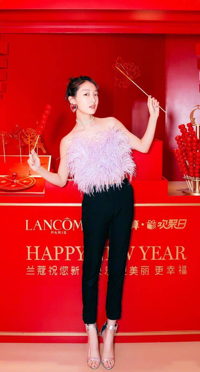 耳坠|周夏雨穿紫色“草丛装”现身，搭配九分裤秀纹身，遥相呼应窦靖童