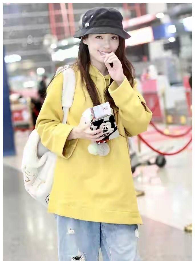 黑色|向佐一家三口同框！女儿打扮时髦太萌，郭碧婷穿粉色帽衫身材圆润
