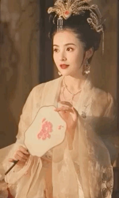 扮相|方媛七夕穿古装韵味足，仿若天外飞仙超惊艳，扮相不逊于明星演员