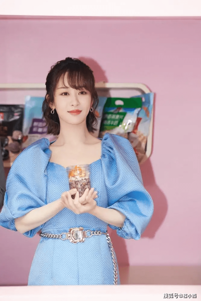 一身|杨紫终于穿出高级美感,泡泡袖连衣裙配半扎发型,看上去气质升华