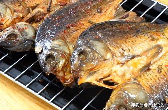 酱板鸭|湖南正宗手撕酱板鱼：酱香味十足，香辣够味，比买的更好吃，解馋