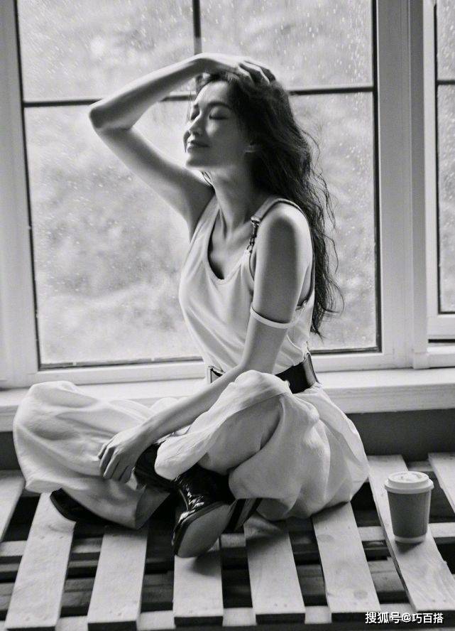 氛围|舒淇的镜头感好强！黑白氛围感大片，颜美又高级，70后女神很抗老