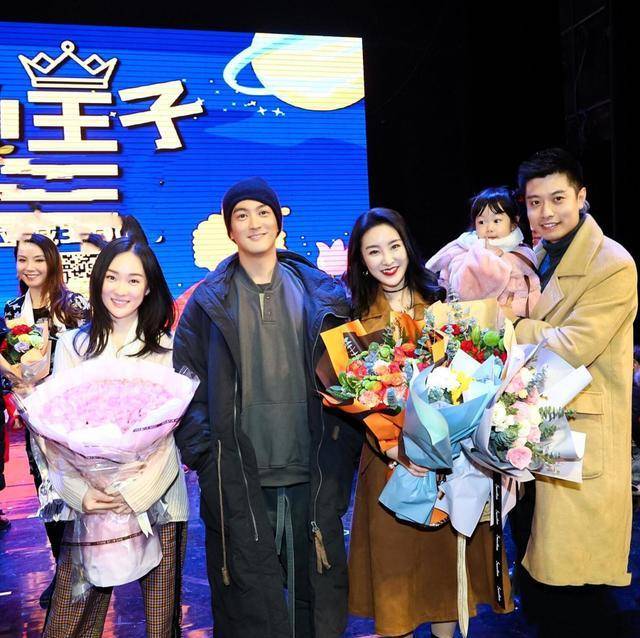 袍子|霍思燕夫妇看嗯哼演出，穿针织衫配阔腿裤，杜江跟女粉合影很规矩