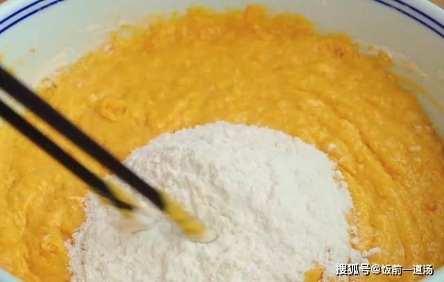 做法|一块南瓜2鸡蛋，筷子搅一搅，8分钟搞定全家人早餐，比油条还香