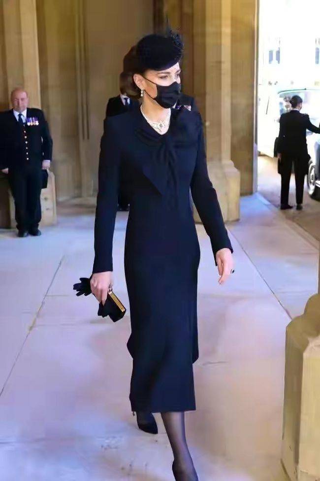 葬礼|真是好儿媳，葬礼上搂公公肩膀安慰，穿黑大衣举手投足女王范