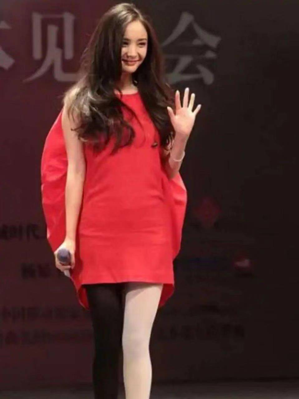 活动|杨幂走红前活动照曝光,穿“阴阳丝袜”秀美腿,大眼睛依然很美