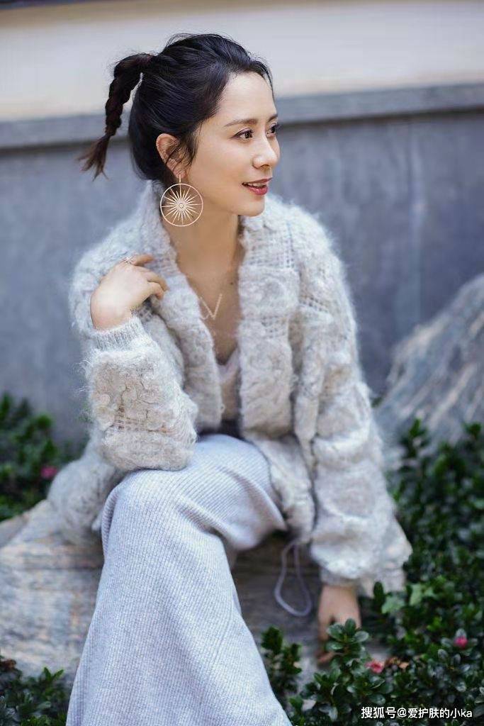 身材|海清哪像奔五的人，穿毛衣开衫配针织裙时髦，一点小肚腩都没有