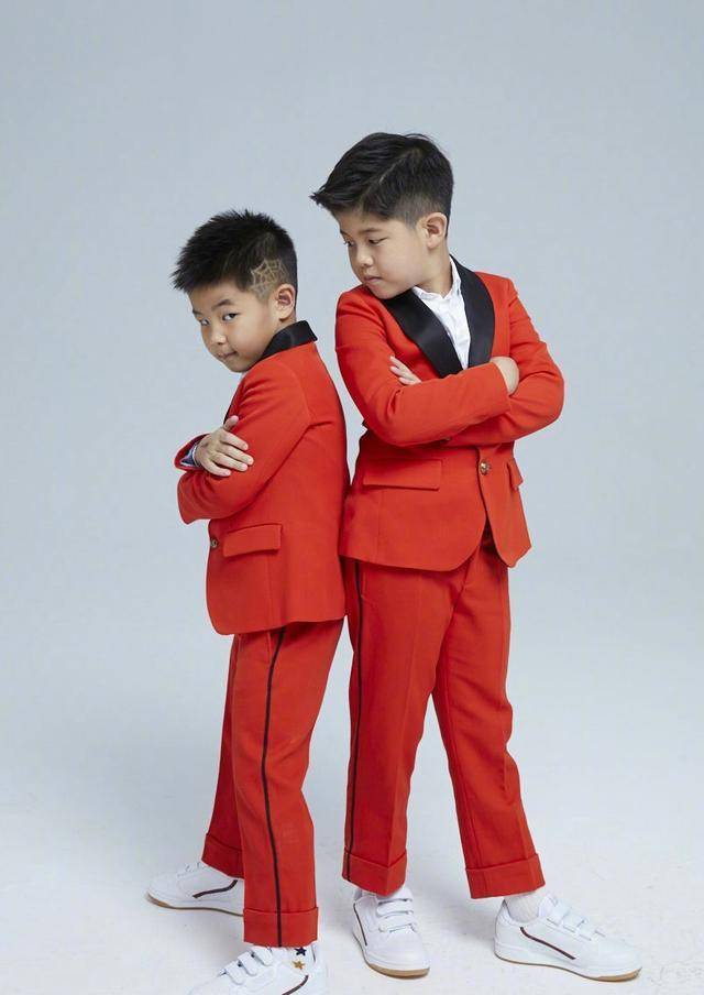 东北|44岁胡可带俩儿子现身,粗布牛仔配紧身裤,东北宋仲基有点发福了