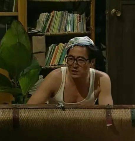 社会|男人衣柜中百搭的白背心