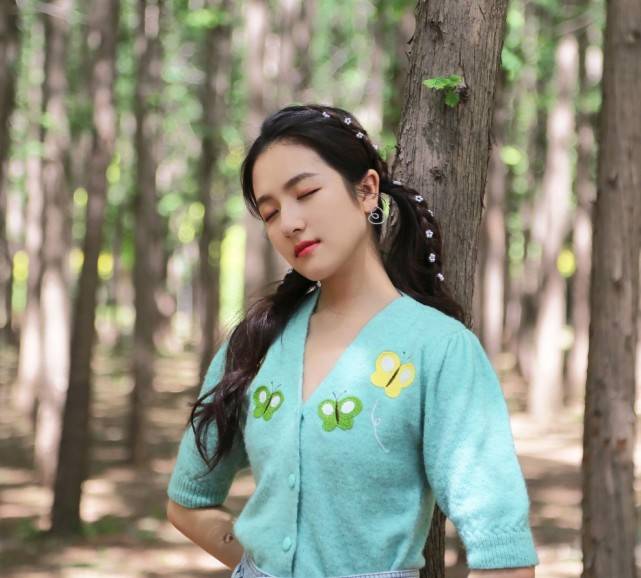 初恋|双马尾的李兰迪很甜美，穿蓝绿色针织衫配高腰裤，简约不失初恋感