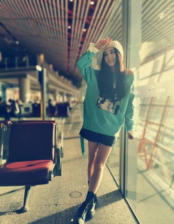 卫衣|54岁温碧霞坚持扮嫩，穿抹胸裙扮花仙子，没生过孩子也难挡衰老