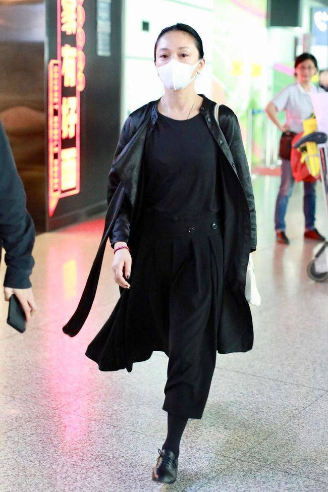 小腿肚|周迅美得真低调，穿黑色外套搭配阔腿裤简约大气，气场十足