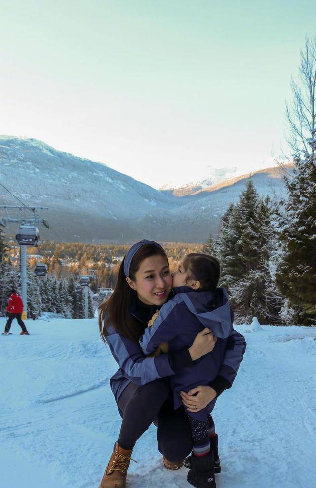 钟嘉欣|35岁钟嘉欣现身，穿风衣配长发，风衣“干半截湿半截”鞋子大一码