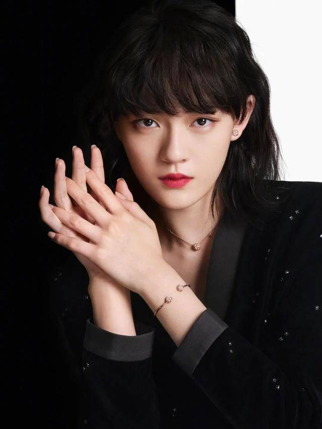 甜度|壹周潮话题｜“荣耀夫妇”七夕共游迪士尼，前方甜度预警