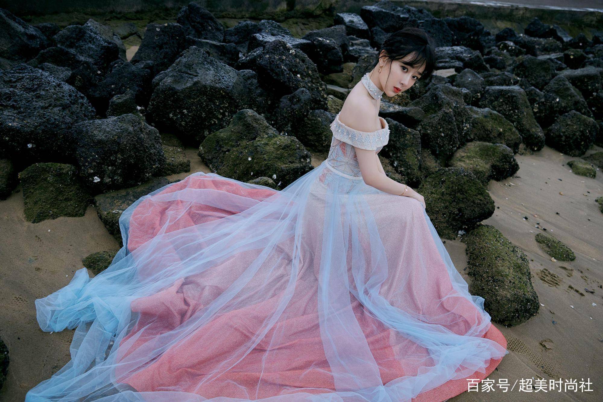 仙女|杨紫新杂志被曝抄袭王菲，瘦身轻盈换发型，看她如何走小仙女风？