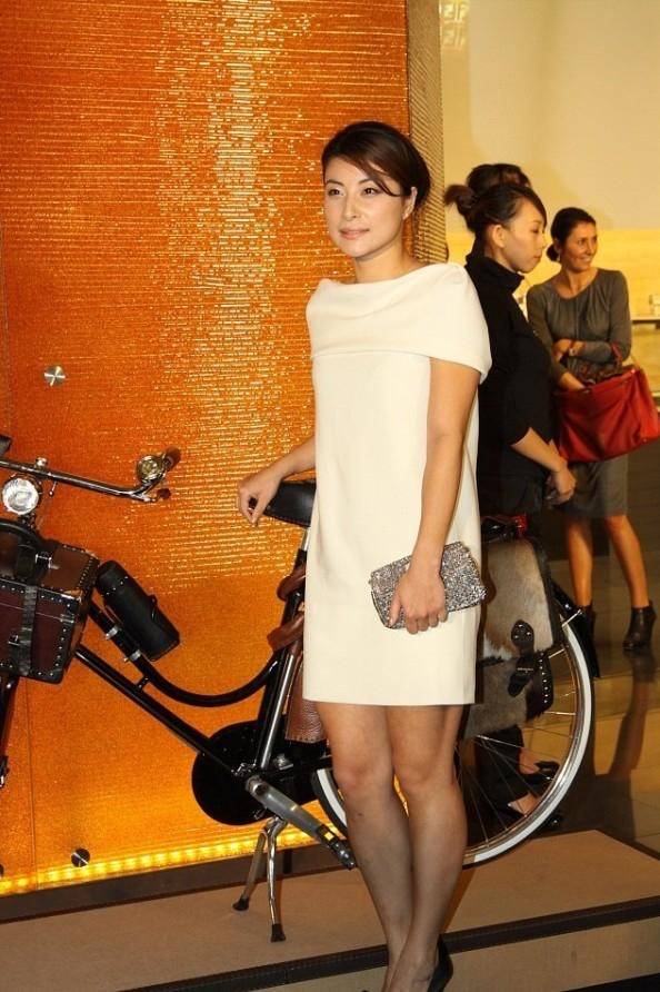 郭晶晶|郭晶晶认真打扮真惊艳,穿一身白裙优雅高级,骨子里有了贵妇气质