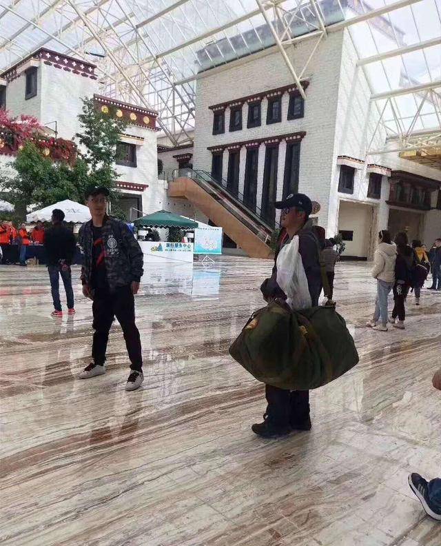 于谦|46岁吴京发福!穿斑马纹短裤像裹条裙子,掀T恤擦汗不及于谦儒雅