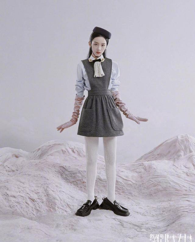 显得|周也《红秀》杂志大片曝光，演绎不同造型，是行走中的美女画报