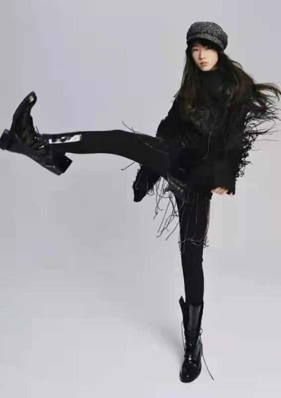 黑色|小S大女儿晒美照！15岁穿露脐装搭高腰裤秀身材，天生高级脸