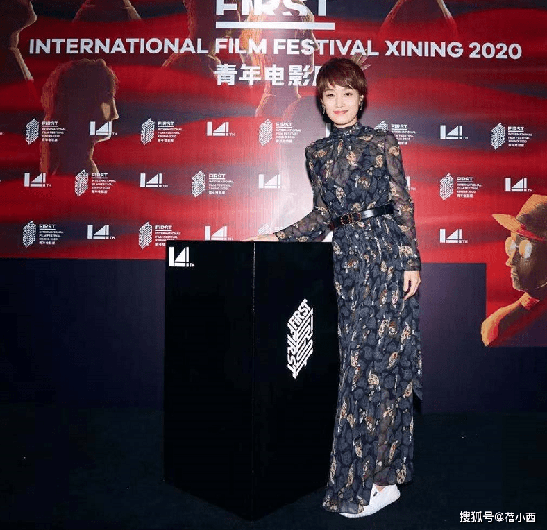 国际|文章的前妻马伊琍又美了，一袭印花连衣裙高调亮相，美出国际范