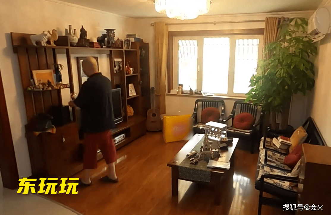 腾格尔|“歌王”腾格尔私宅内景曝光！客厅大树近3米，墙上苍蝇拍接地气