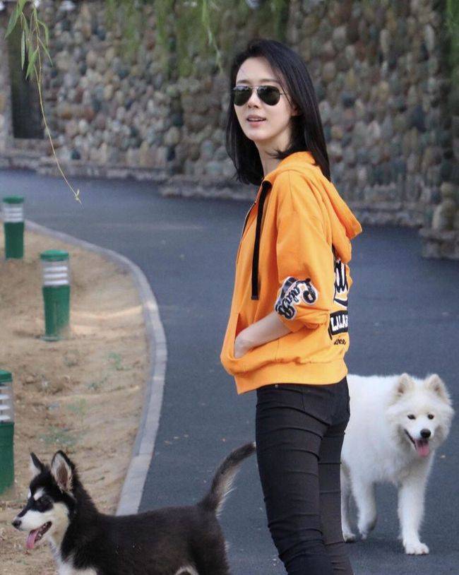 橙色|时尚穿搭橙色外套,配黑色T恤简约舒适,42岁的颜丹晨依旧元气满满