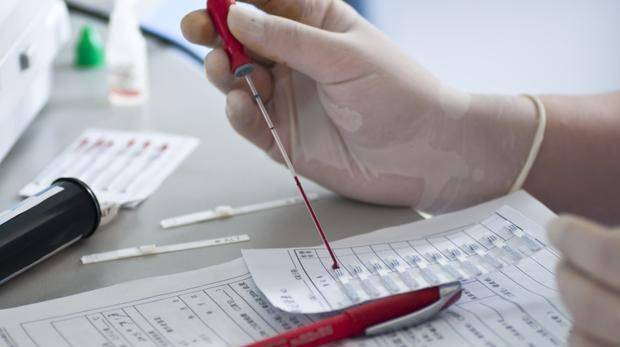 小刚|“我又不是他爸爸”，儿子拒养3岁弟弟，父母直接将其告上法庭