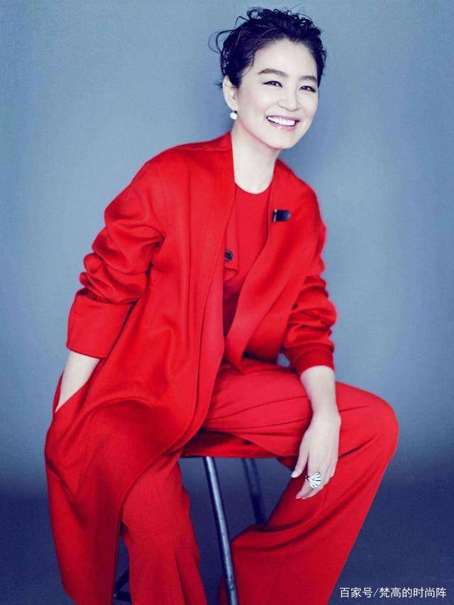 林青霞|林青霞近照曝光，一身休闲黑衣陪友人漫步！真不像66岁的老太太