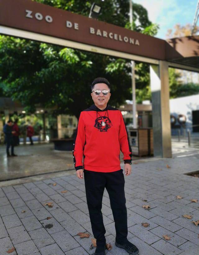 于谦|46岁吴京发福!穿斑马纹短裤像裹条裙子,掀T恤擦汗不及于谦儒雅